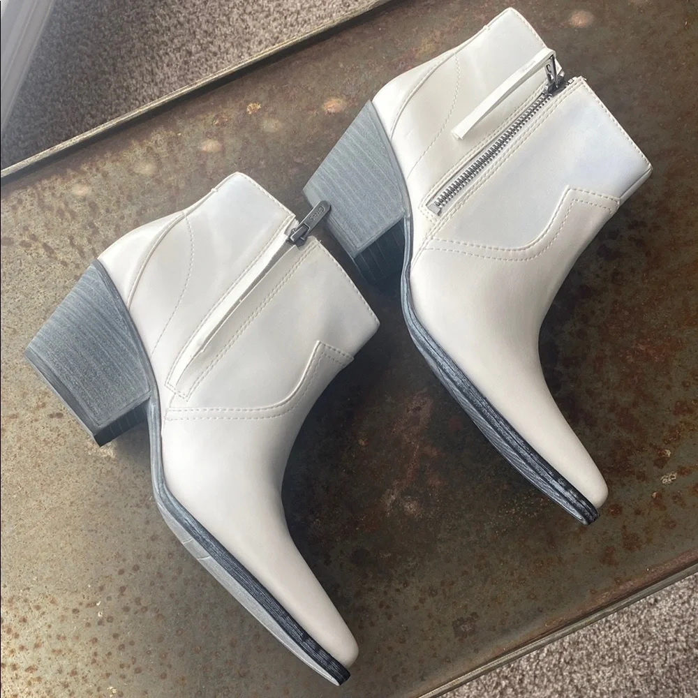Sam Edelman Ladies Whistler White Ankle Boots Pointed Toes w/ Stud Accents. Sz 9 - Picture 8 of 15